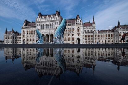 Vista general de dos figuras de ballenas construidas por Greenpeace con plástico recogido de los océanos frente al parlamento en Budapest (Hungría). 