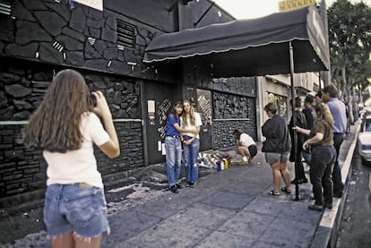 River Phoenix fans at the Viper Room, the club where River Phoenix died.

