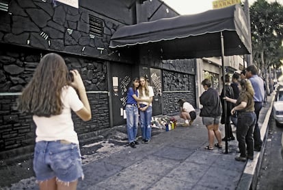 Fans de River Phoenix y curiosos en la puerta de The Viper Room, el lugar donde falleció el actor.