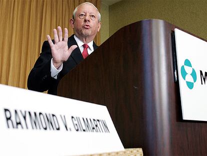 El presidente de la farmacéutica MSD, Raymond Gilmartin, anunciando la retirada del mercado del medicamento Vioxx.