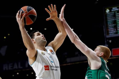 Felipe Reyes lanza ante White