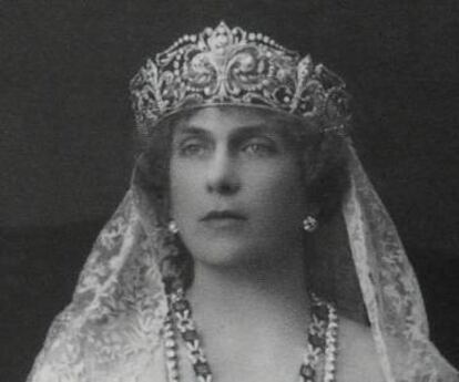 La reina Ena, con la diadema.