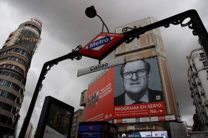 Cartel electoral del candidato del PSOE a la Presidencia de la Comunidad de Madrid, Ángel Gabilondo, colocado en la fachada de uno de los edificios de la madrileña plaza de Callao.