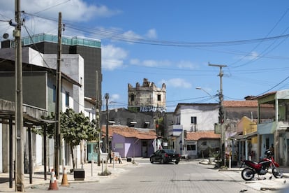 Agora, enquanto o farol desfalece, o Governo do Ceará diz trabalhar em um novo projeto, depois de ter conseguido a cessão do equipamento pelo Governo Federal no ano passado. Mas não dá prazos nem esclarece se ouvirá a comunidade que construiu um verdadeiro forte para defender aquele território. No fim de julho, o Iphan esteve no local para avaliar se há sítio arqueológico na área e um relatório sairá dentro de 15 dias. Após a  entrega desse documento, a Secretaria do Turismo verificará quais ações serão adotadas para dar prosseguimento ao projeto de restauro do farol.