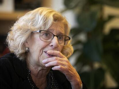 La alcaldesa de Madrid, Manuela Carmena, durante una entrevista en su despacho del Ayuntamiento, en noviembre pasado.