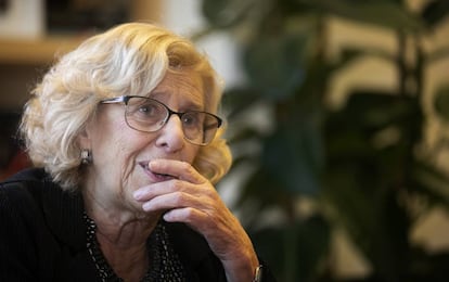 La alcaldesa de Madrid, Manuela Carmena, durante una entrevista en su despacho del Ayuntamiento, en noviembre pasado.