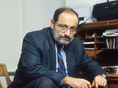 Umberto Eco, en su casa en París en 2001.