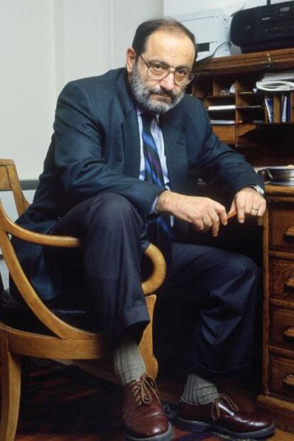 Umberto Eco, en su casa en París en 2001.