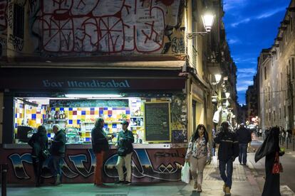 Una imagen del bar Mendizabal, en el Raval.