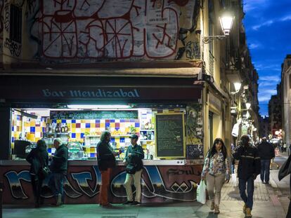 Una imagen del bar Mendizabal, en el Raval.