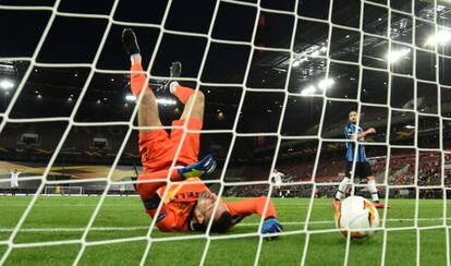 El portero del Inter de MIlan, Samir Handanovic, abatido tras el gol de Luuk de Jong para el Sevilla, que abre el marcador para los de Nervión y empata el partido.