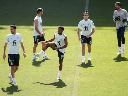 El delantero de la selección española Ansu Fati (c), junto a varios jugadores, participa en el entrenamiento del equipo este sábado en el estadio de La Rosaleda, en Málaga, donde preparan su partido de l Liga de las Naciones ante la República Checa.