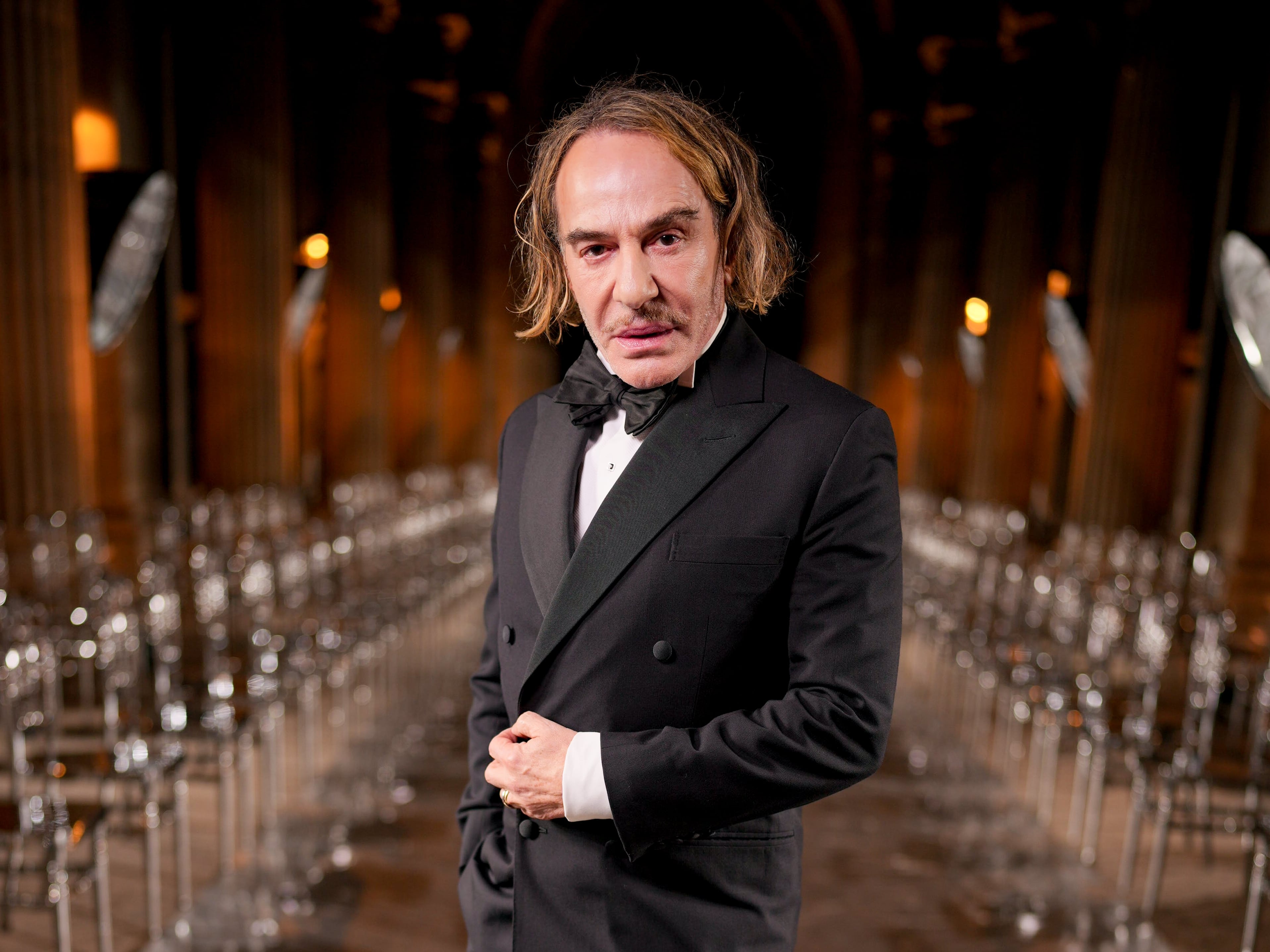 John Galliano cancela su exposición en el Met tras la polémica por su elección: “Sigo asumiendo la responsabilidad por el dolor causado”