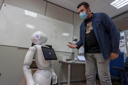 Un profesor con el robot Pepper en la Universidad de Alicante, el pasado 12 de mayo.