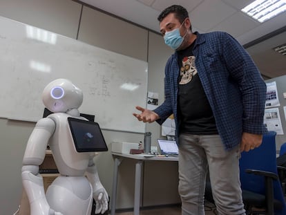 Un profesor con el robot Pepper en la Universidad de Alicante, el pasado 12 de mayo.