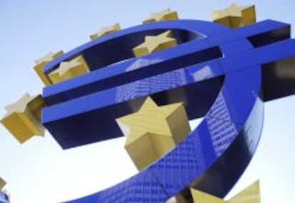 Fotografía de archivo tomada el 2 de marzo de 2012 que muestra el logotipo del euro frente al Banco Central Europeo en Fráncfort (Alemania).