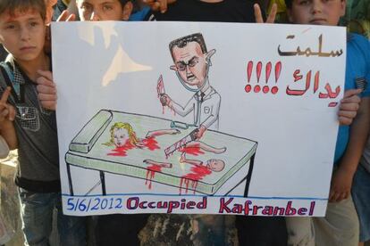 Imagen difundida por la oposición de una manifestación en contra de El Asad, el martes en Kfar Nubul.