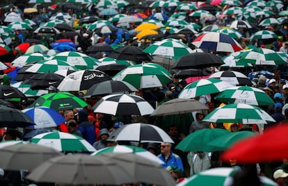 El público se protege con paraguas en un día lluvioso en el Masters de Augusta, el 7 de abril de 2018.