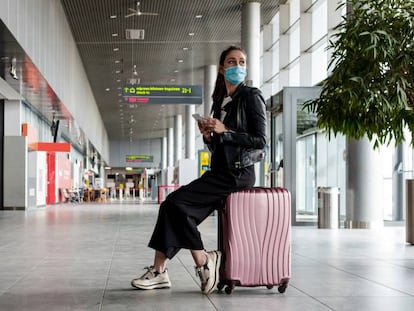 Una viajera en un aeropuerto del Reino Unido durante la pandemia.