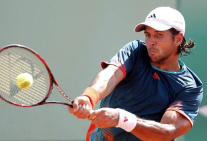 Verdasco golpea la pelota ante Müller.