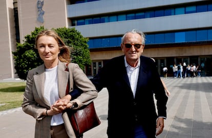 Carlos Fabra, acompañado de su hija Andrea, sale de los juzgados de Castellón tras conocer la sentencia de un jurado popular que lo ha declarado no culpable de un delito de cohecho.