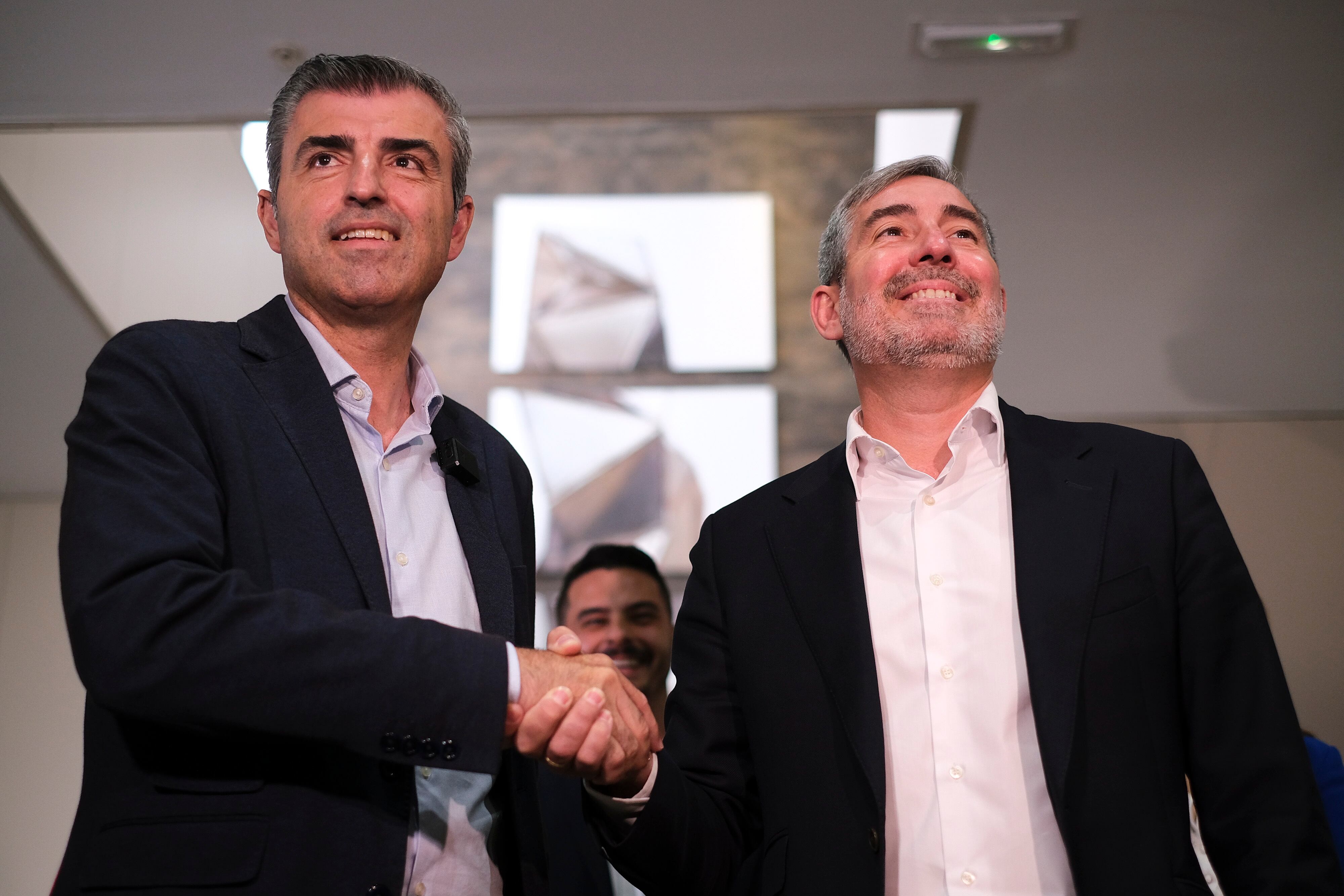 El presidente de Canarias, Fernando Clavijo (derecha), y el vicepresidente, Manuel Domínguez, el 6 de junio en Las Palmas de Gran Canaria tras cerrar su pacto de Gobierno. 