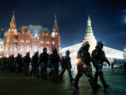 Antidisturbios rusos patrullan en la Plaza Roja de Moscú, el martes por la noche.