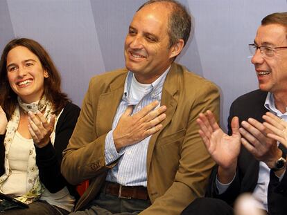 Camps agradece los aplausos de los militantes del PP durante su comparecencia de ayer.