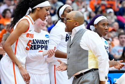 Quentin Hillsman se dirige a la jugadora Briana Day, durante un partido de Syracuse Orange en la liga universitaria estadounidense. Getty