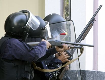 Unos agentes disparan balas de goma a los manifestantes opositores al gobierno durante una reunión en el Ministerio de Trabajo en Bangkok.