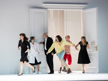 Los seis protagonistas de 'Così fan tutte': teatro en estado puro.