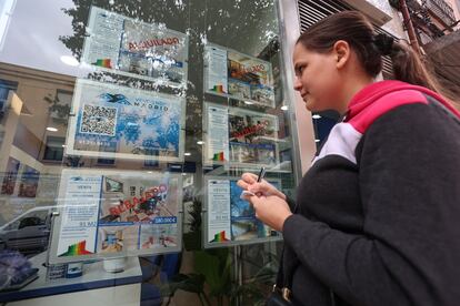 Una mujer revisa los anuncios de una inmobiliaria madrileña.