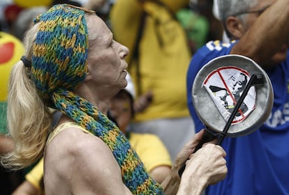 Mulher bate em uma panela durante protesto pelo impeachment da presidenta Dilma Rousseff neste domingo, na avenida Paulista.