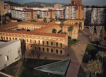 El hospital mental acoge hoy la sede de distrito junto a un polideportivo y los descampados han sido sustituidos por amplias avenidas.