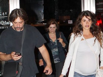 Javier Bardem y Pen&eacute;lope Cruz a la salida de un restaurante en Madrid