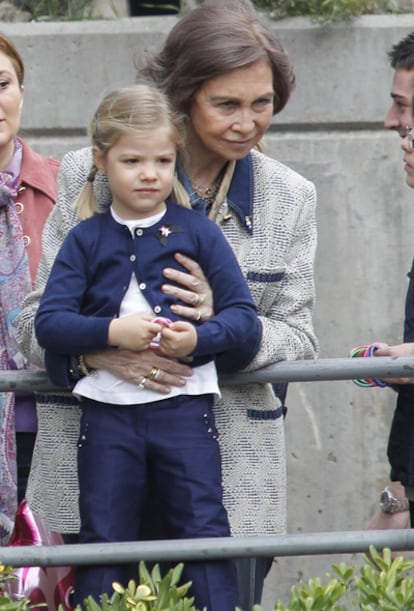 La reina Sofía en el Zoo de Madrid junto a su nieta Sofía, hija pequeña del príncipe Felipe.