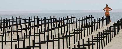 Una ONG plantó el sábado 700 cruces ?una por cada persona asesinada en Río de Janeiro este año? en la playa de Copacabana para pedir el fin de la violencia.