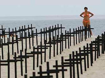 Una ONG plantó el sábado 700 cruces ?una por cada persona asesinada en Río de Janeiro este año? en la playa de Copacabana para pedir el fin de la violencia.