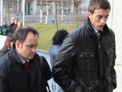 El abogado de la defensa, Joanes Labayen, (izquierda) y el hermano del acusado acceden a los Juzgados de San Sebastián.
