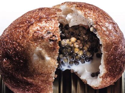 Una de las elaboraciones clásicas de Disfrutar: panchino relleno de caviar y crema agria. Imagen del Catálogo 2014-2017.