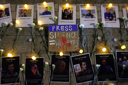 Ofrenda floral con retratos de periodistas asesinados en Gaza, el 16 de agosto del 2025 en Malasia.