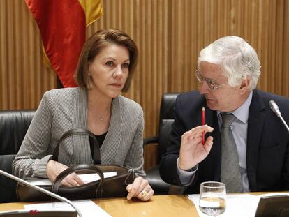 La ministra María Dolores de Cospedal, con el presidente de la Comisión de Defensa del Congreso, José María Barreda.