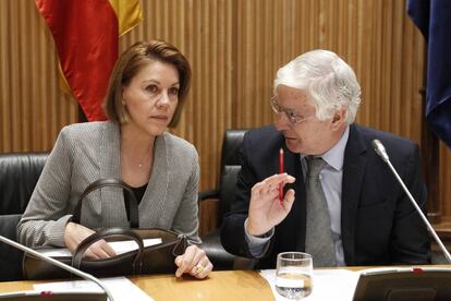 La ministra María Dolores de Cospedal, con el presidente de la Comisión de Defensa del Congreso, José María Barreda.