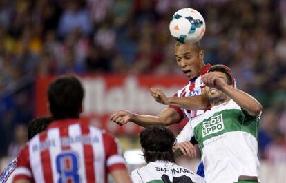 Miranda remata para marcar el orimer gol del Atlético.