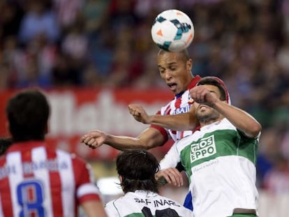 Miranda remata para marcar el orimer gol del Atlético.