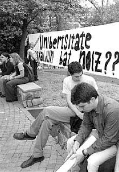 Alumnos de Arquitectura, ayer, ante el Vicerrectorado de Guipúzcoa.