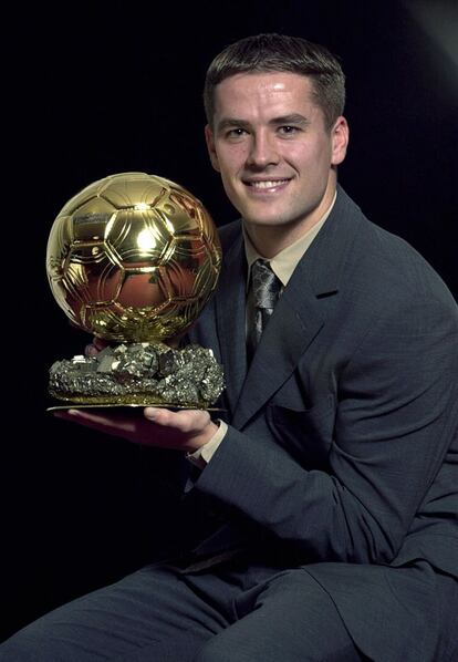 O jogador inglês do Liverpool Michael Owen posa com a Bola de Ouro dada pela revista France Football, em 2001.