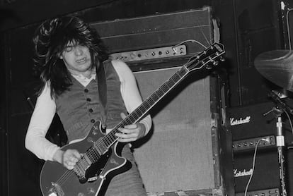 Malcolm Young tocando con AC/DC en el Marquee Club, en Londres, en 1976.