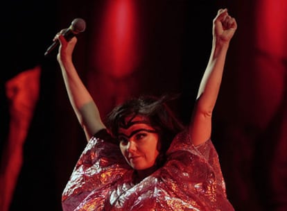 La cantante islandesa Björk, durante su actuación la noche del viernes en El Ejido.