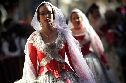 Falleras participantes en la Ofrena la tarde de este lunes.